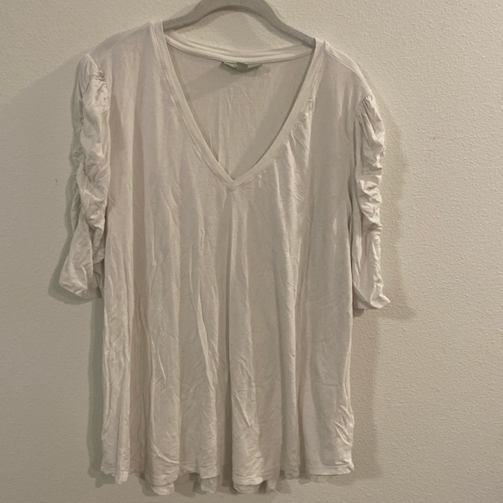 White mid sleeve tshirt